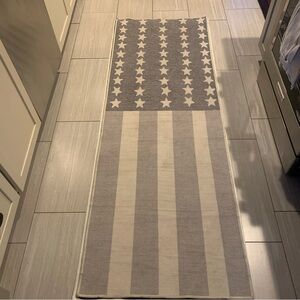 Gray and White Star Pattern Bath Rug
